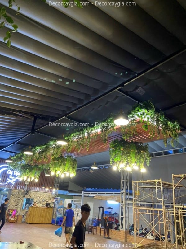 Decor cây rủ giả cho nhà hàng